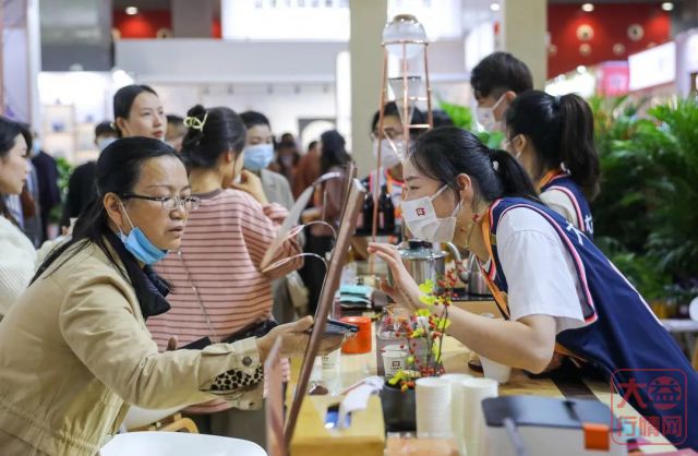 广州茶博会开幕｜大益馆体验升级，球星到场嗨翻茶友