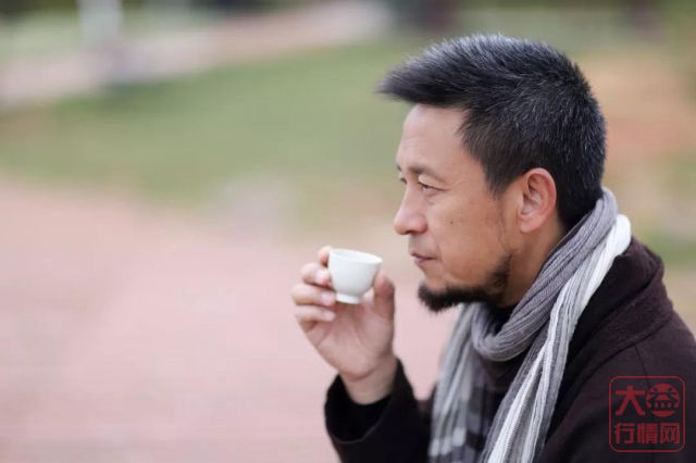 一饮而尽--为解渴，用心品茶--见功夫