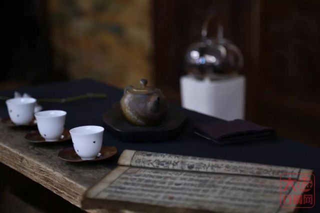 一饮而尽--为解渴，用心品茶--见功夫