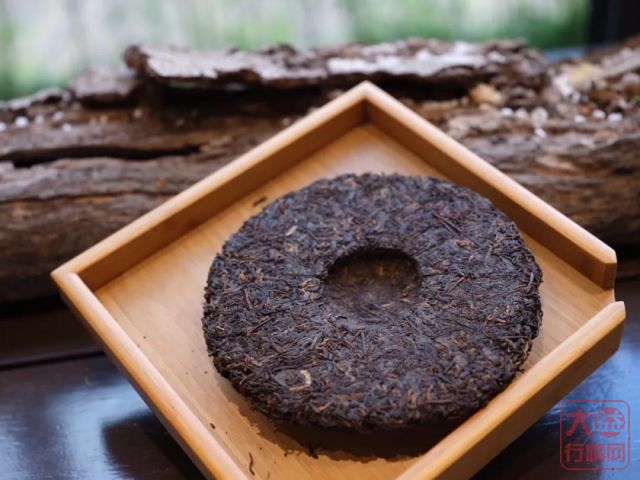 普洱茶饼背面为什么有个“窝窝”?
