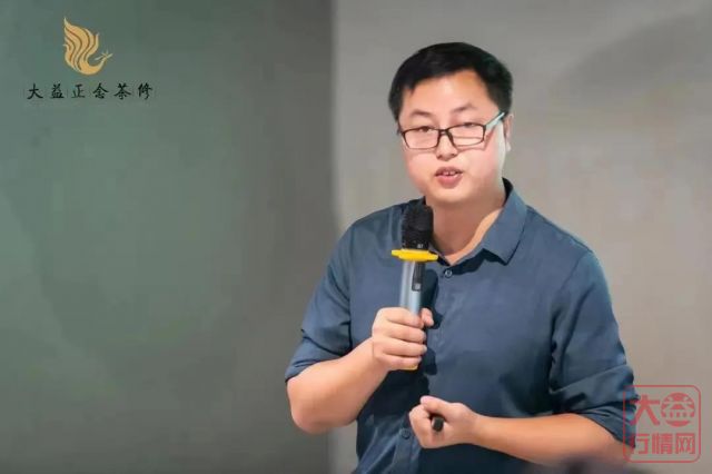 普洱茶饼背面为什么有个“窝窝”?