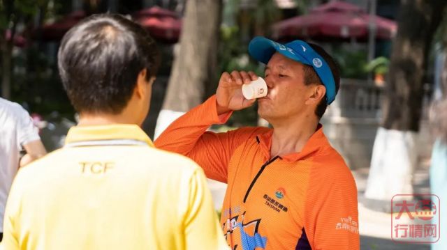 “茶人公益”再行动 | 全国6个服务商益工分社成立,益工翠湖奉茶近万杯