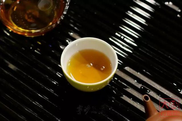 大益行情网：大益中期茶系列-2000年八中红丝带沱