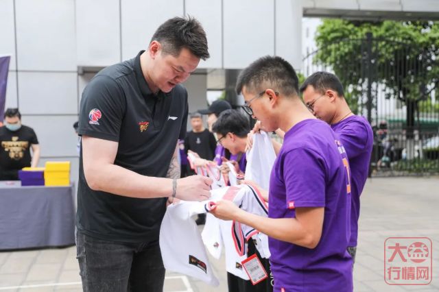 宏远大益,共创未来 | 杜锋、朱芳雨抵昆与球迷益友“零距离”互动