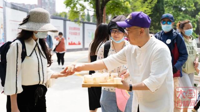 “茶人公益”再行动 | 全国6个服务商益工分社成立,益工翠湖奉茶近万杯