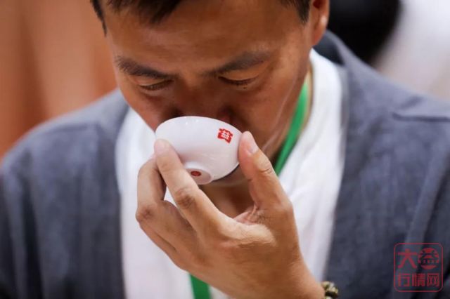 一饮而尽--为解渴，用心品茶--见功夫