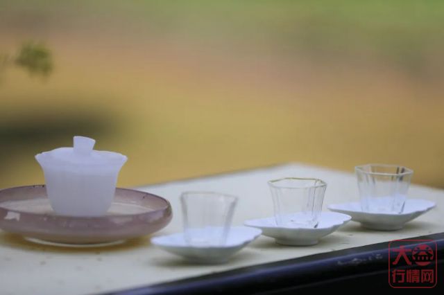 7582主题茶席 | 初夏时节,如何展示一款广受茶友追捧的经典生茶?