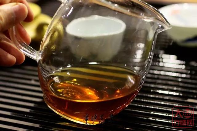 大益行情网：大益中期茶系列-2000年八中红丝带沱