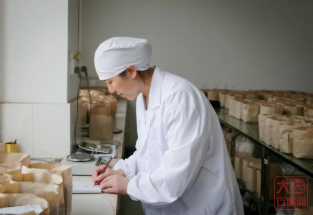 普洱茶饼背面为什么有个“窝窝”?