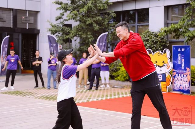 宏远大益,共创未来 | 杜锋、朱芳雨抵昆与球迷益友“零距离”互动