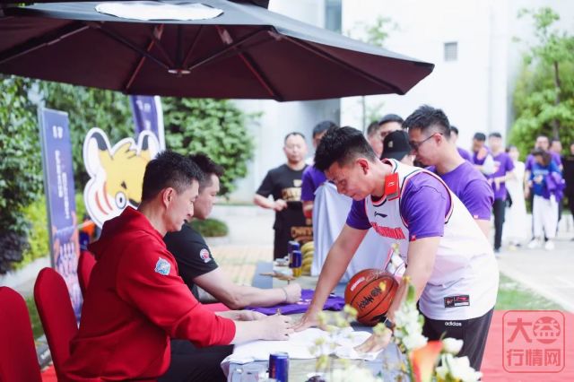 宏远大益,共创未来 | 杜锋、朱芳雨抵昆与球迷益友“零距离”互动