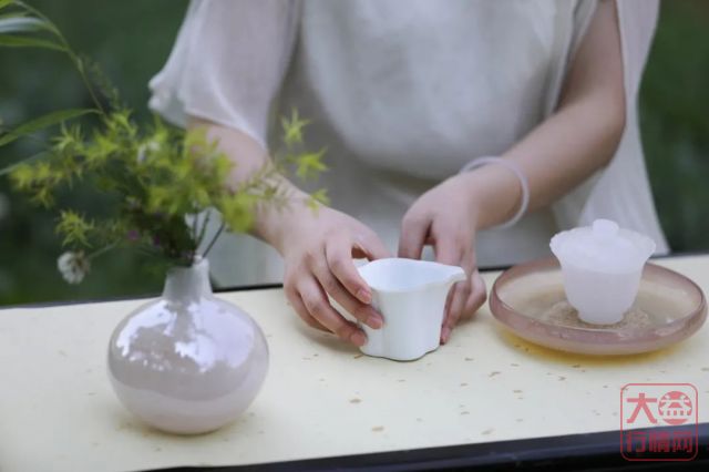 7582主题茶席 | 初夏时节,如何展示一款广受茶友追捧的经典生茶?