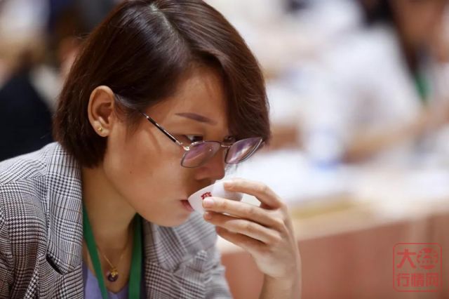 一饮而尽--为解渴，用心品茶--见功夫