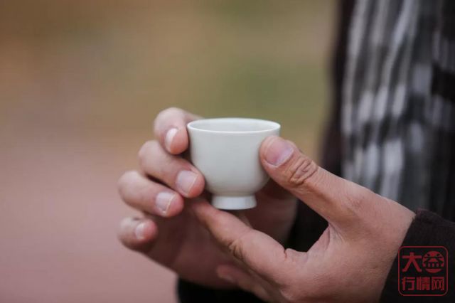 一饮而尽--为解渴，用心品茶--见功夫