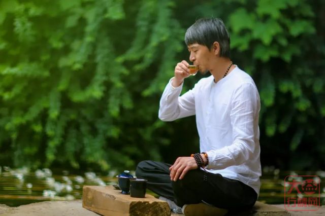 一饮而尽--为解渴，用心品茶--见功夫