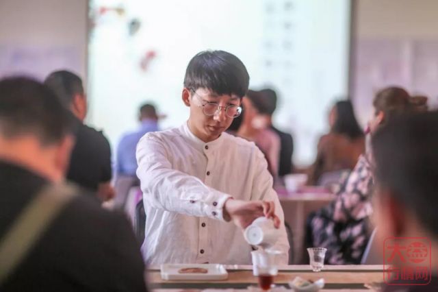 一饮而尽--为解渴，用心品茶--见功夫